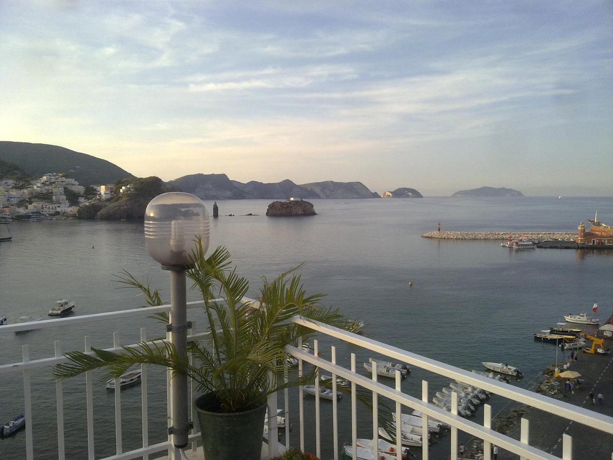 Hotel La Baia Понца Экстерьер фото